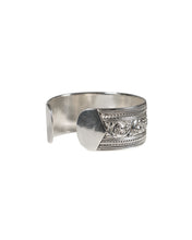 Load image into Gallery viewer, rope-and-leaf-silver-cuff-bracelet.jpg
